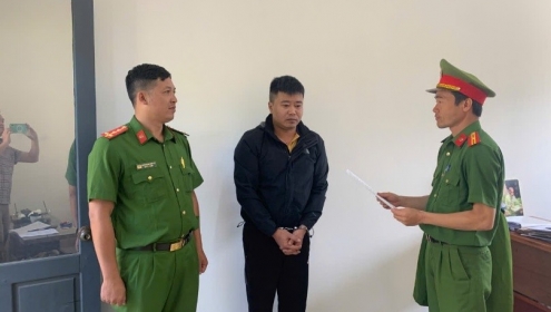 Nhân viên giả tin nhắn của giám đốc công ty bất động sản lừa tiền khách hàng