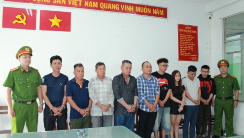 Bắt khẩn cấp nhóm người khiêng quan tài trước chợ Bến Thành