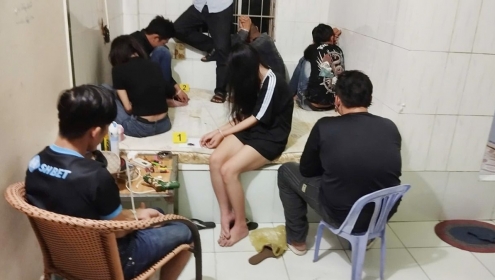 Bắt quả tang 11 nam nữ bay lắc trong phòng trọ