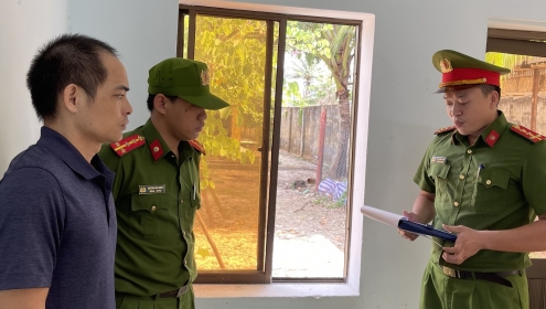 Lập công ty ma để buôn lậu đồng hồ và quạt về Việt Nam