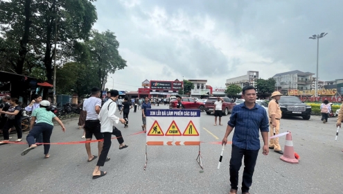 Cập nhật: Cầu Phong Châu bị sập, nhiều người, phương tiện rơi xuống sông Hồng