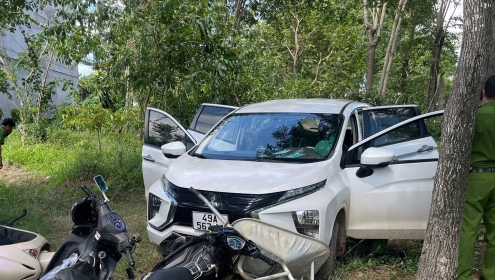 Thanh niên cố thủ trong ô tô rồi tông vào xe cảnh sát để bỏ chạy