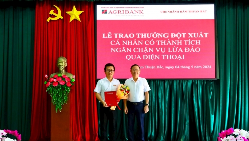 Công an, cán bộ ngân hàng ngăn kịp 1 phụ nữ bán rau chuyển 3,2 tỉ cho kẻ lừa