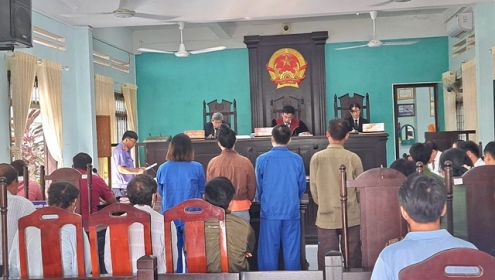 Phạt tù 4 người xâm phạm chỗ ở của người khác rồi treo bảng bán nhà