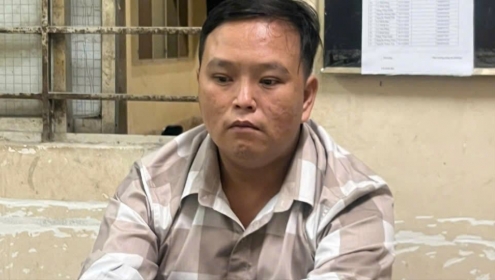 Vờ làm người tốt rồi cướp giật điện thoại