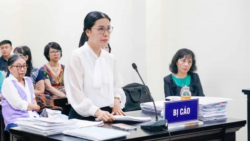 Bị cáo buộc sai phạm thu tiền dạy thêm, cựu nữ hiệu trưởng bật khóc tại tòa