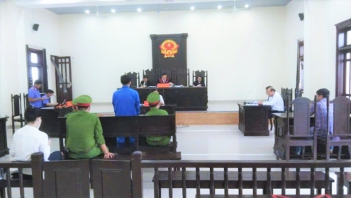 Một cô gái nhảy từ tầng 5 tại Trung tâm thương mại ở TP Mỹ Tho