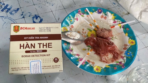 Khởi tố 2 vợ chồng sản xuất cả tấn giò chả chứa hàn the