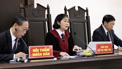 Người tự xưng sư thầy Thích Tâm Phúc xin lại bằng tiến sĩ luật giả để làm kỉ niệm