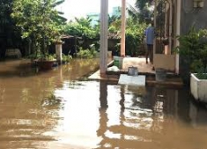 Có được đặt ống thoát nước qua nhà bên cạnh không?