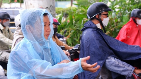 Dừng xe mặc áo mưa, nghe điện thoại sao để không bị phạt?