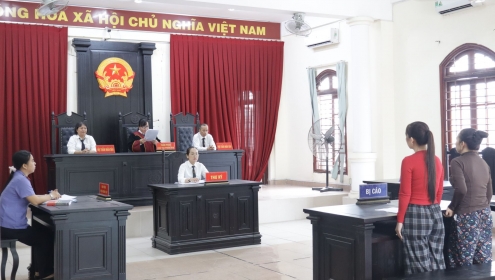 2 chị em la hét ở sân tòa, quay clip tung lên mạng và cái kết