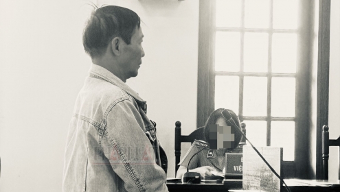Người đàn ông tung ảnh nóng của người tình lên mạng và giấu ở... chuồng gà
