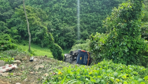 Lật xe khách trên đèo ở Đắk Nông, hàng chục người bị thương