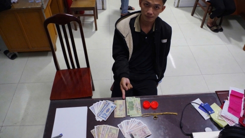 Bị bắt vì nhiều lần mang vàng giả đi cầm