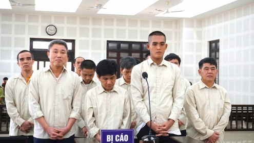 Dùng xe Mercedes để chở sách giả đi bán