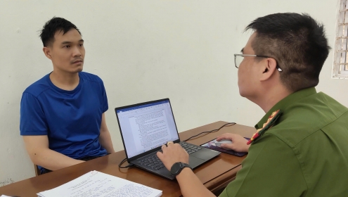 Mượn xe máy của bạn gái đi cướp giật ở tiệm vàng