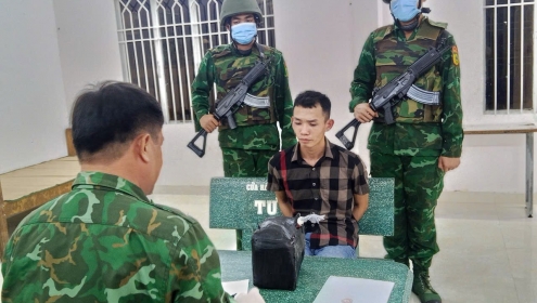 Bắt quả tang nam thanh niên vận chuyển 3,7kg ma túy từ Campuchia vào Việt Nam