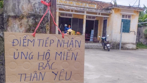 Quảng Bình: Cụ bà 102 tuổi chống gậy đi gửi tiền ủng hộ đồng bào miền Bắc