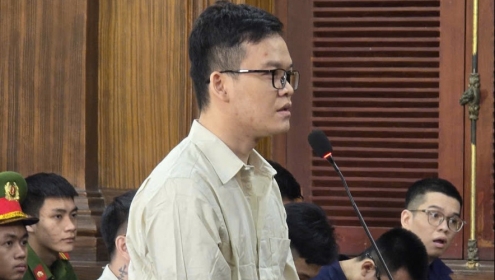 Nhóm nhân viên ghép hình khách hàng vào ảnh bàn thờ để thu hồi nợ