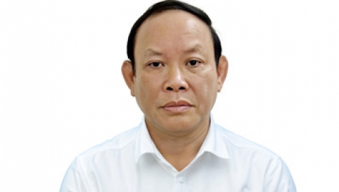 Món quà đặc biệt trong túi xách màu trắng gửi tặng cựu Chủ tịch NXB Giáo dục