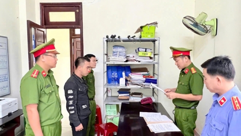 Phó Ban chỉ huy quân sự xã nhận tiền để 9 dân quân trốn nghĩa vụ quân sự