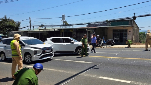 Chồng lái ô tô rượt đuổi, dùng xà beng đập phá taxi chở vợ trên Quốc lộ 20
