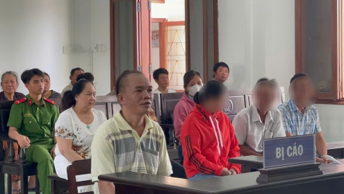 Bị chồng cũ đâm nhiều nhát, người phụ nữ giả chết rồi lao ra đường cầu cứu