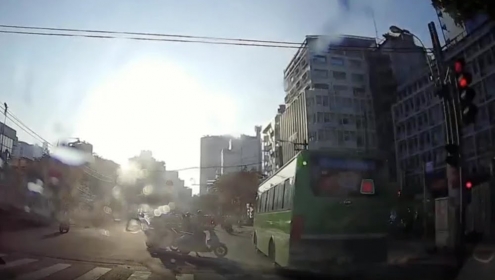 Tài xế vượt đèn đỏ, sử dụng điện thoại khi tham gia giao thông: Cần tăng mức xử phạt