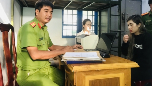 Một phụ nữ từ nước ngoài về, vừa xuống sân bay Tân Sơn Nhất bị công an bắt
