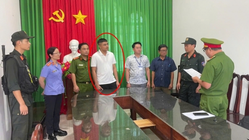 Cán bộ Chi nhánh Văn phòng Đăng ký đất đai huyện Lộc Ninh và cò đất bị bắt
