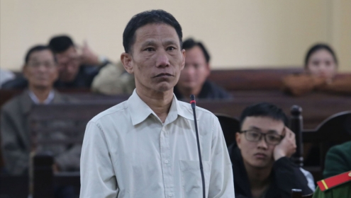 Uống rượu rồi vô cớ dùng búa đánh vào đầu bạn đi biển