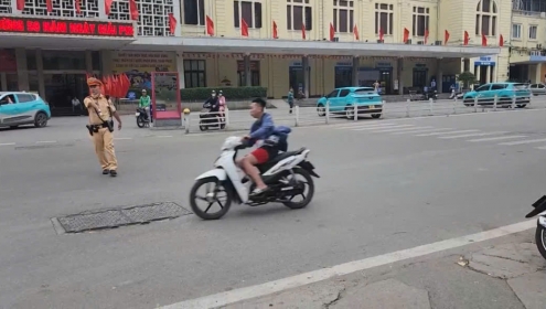 Khởi tố thanh niên bám theo đoàn xe ưu tiên, tông 1 công an bị thương