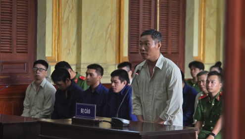 Sơ thẩm lần 2 vụ cựu cán bộ chống buôn lậu đi buôn lậu: 26 bị cáo đều bị đề nghị án tù giam